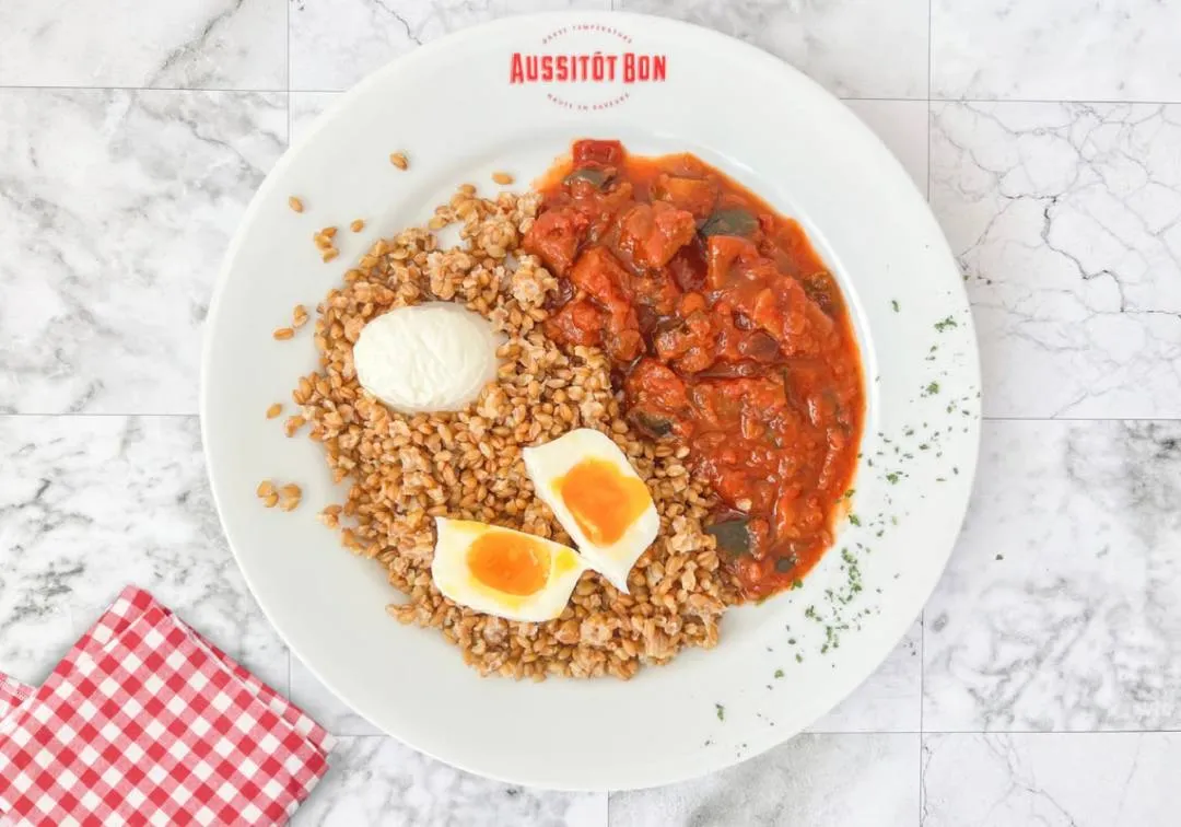 Aussitôt Bon - poulet grillé à la provençale et petit épeautre   aubergines confites oeufs mollets et petit épeautre   filet de merlu fondue de poireaux et petit épeautre