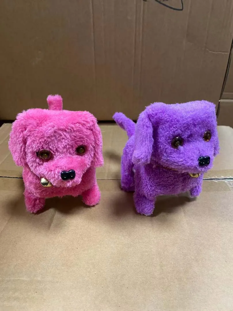 Marque inconnue - Peluches chien a pile et a grelot coloris violet et rose